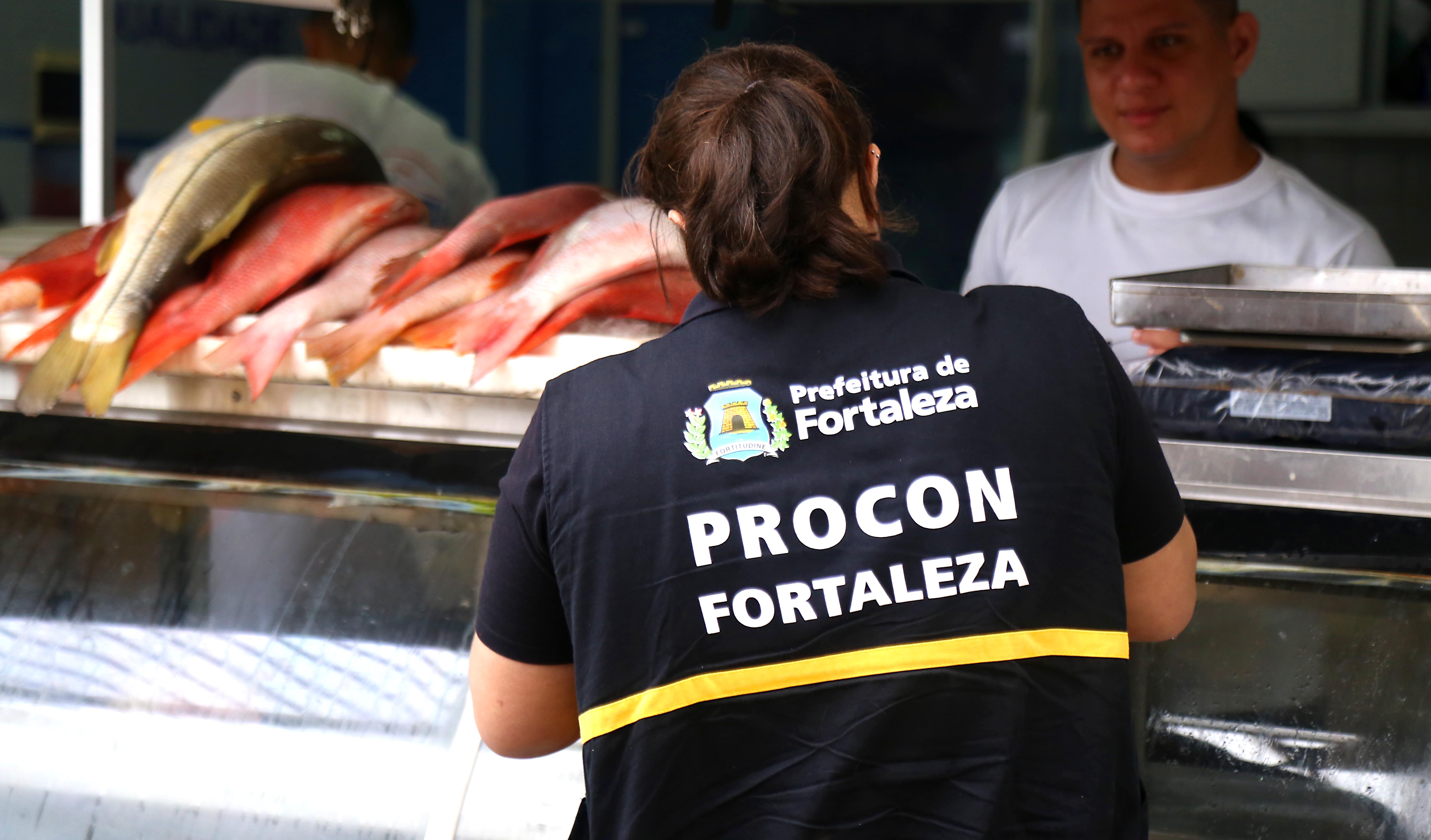 Pesquisadores do Procon encontraram o mesmo peixe sendo vendido de R$ 12,00 a R$ 28,00, no Mercado dos Peixes, no Mucuripe. 